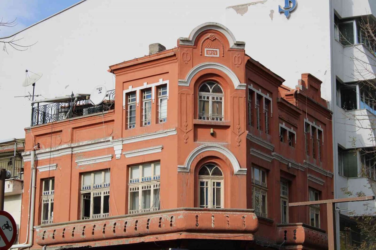 Asırlık bina Hamamyolu’nun tarihine şahitlik etmeye devam ediyor