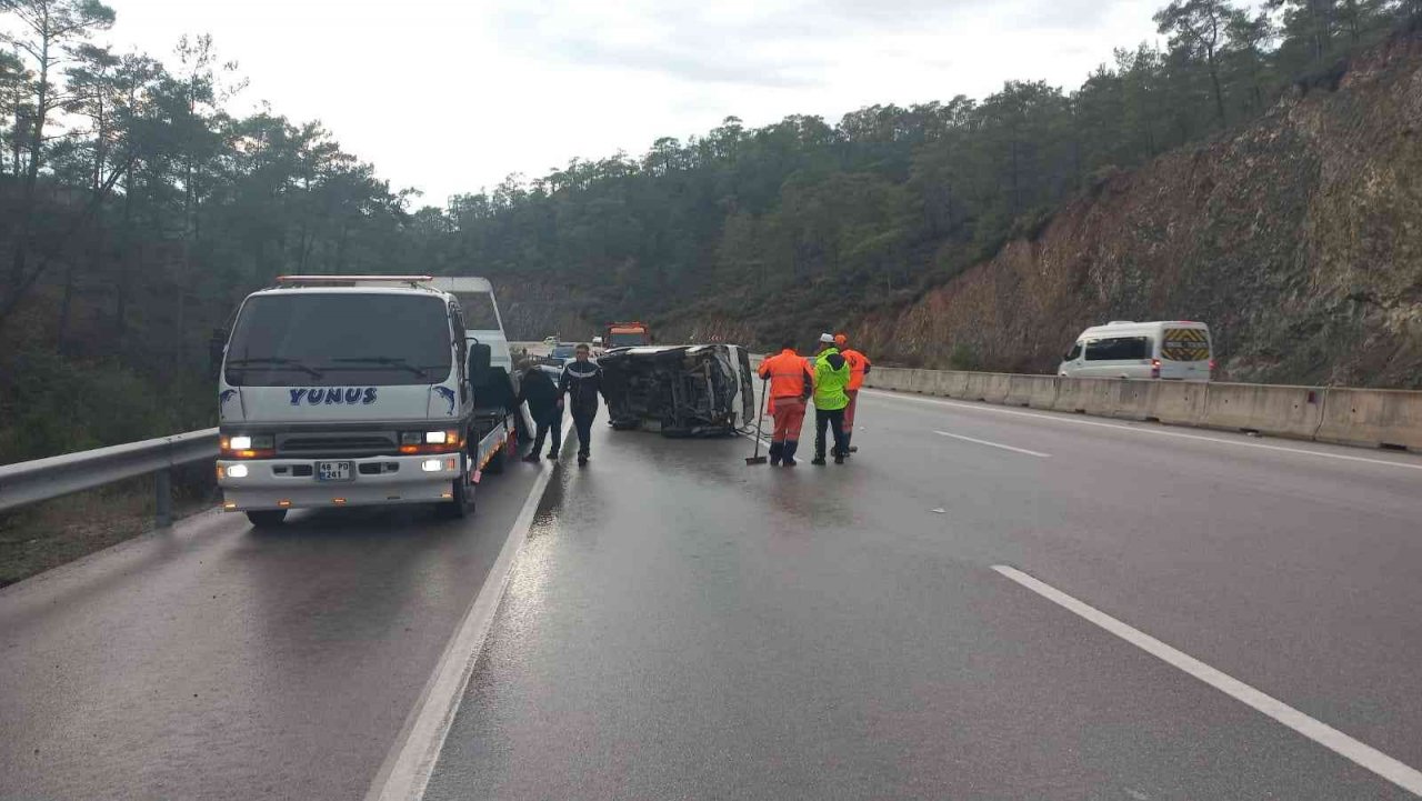 Fethiye’de minibüs devrildi: 4 yaralı