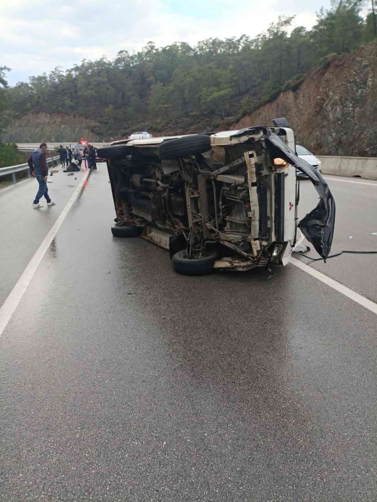 Fethiye’de minibüs devrildi: 4 yaralı