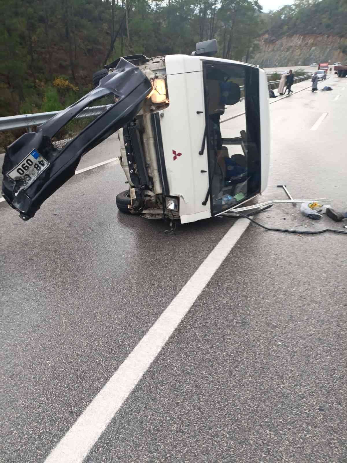 Fethiye’de minibüs devrildi: 4 yaralı