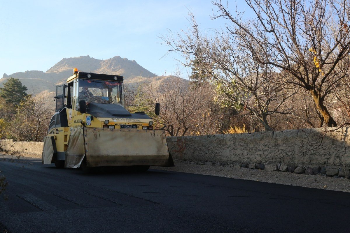 Melikgazi Belediyesi Altınoluk Mahallesi’nde asfalt çalışmasına başladı