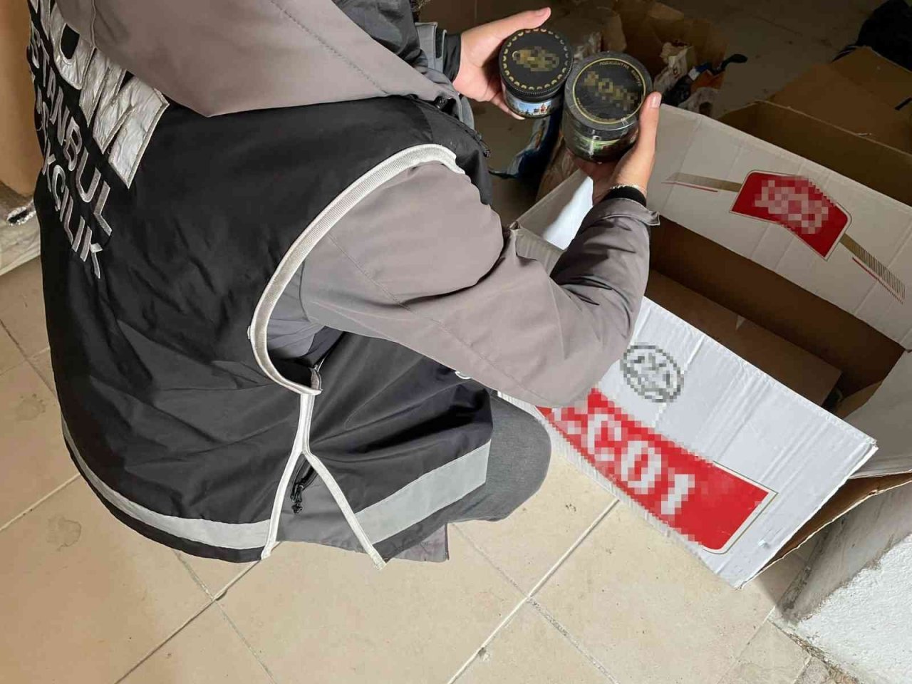 İstanbul’da kaçak sigara operasyonu: Piyasa değeri 300 bin lira olan sigara ele geçirildi