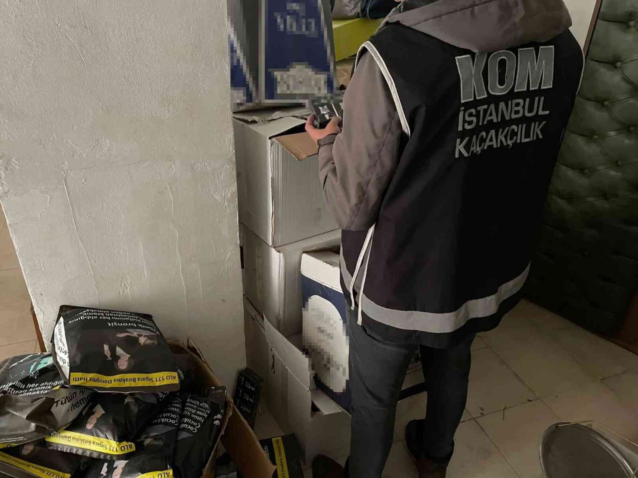 İstanbul’da kaçak sigara operasyonu: Piyasa değeri 300 bin lira olan sigara ele geçirildi