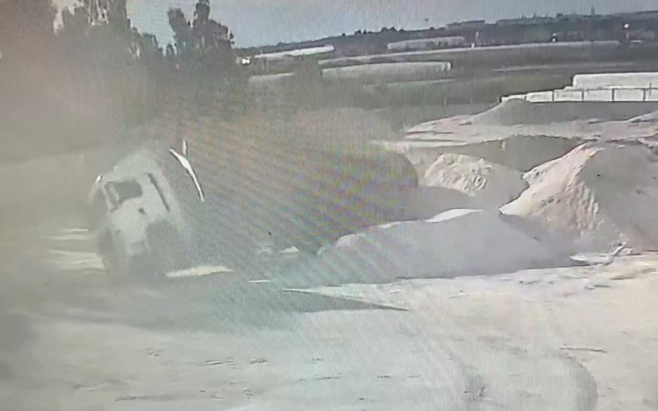 Hazır beton şantiyesinde kum boşaltan kamyon devrildi