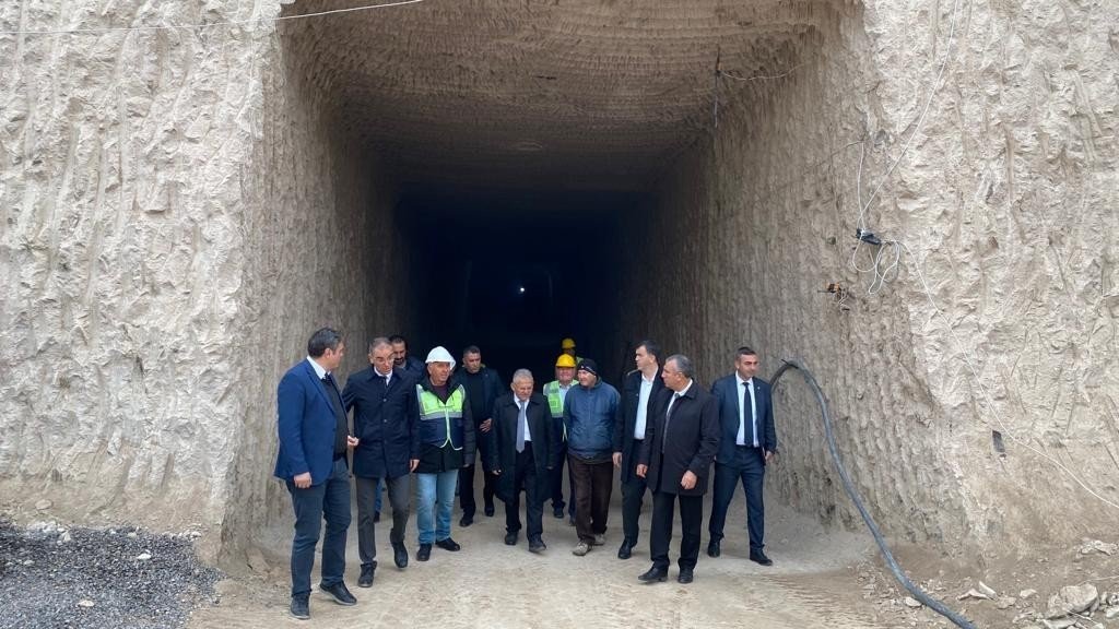 Başkan Büyükkılıç, yapımı devam eden kayadan oyma müzeyi inceledi