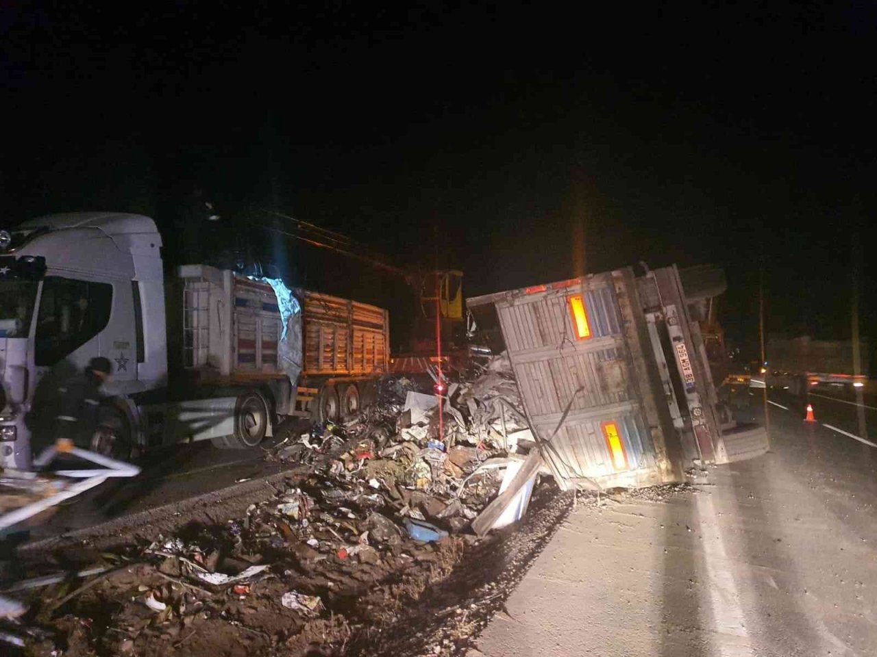 Kontrolden çıkan hurda yüklü tır devrildi