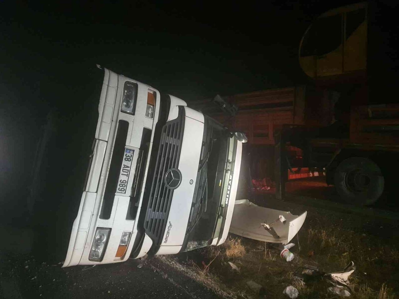 Kontrolden çıkan hurda yüklü tır devrildi