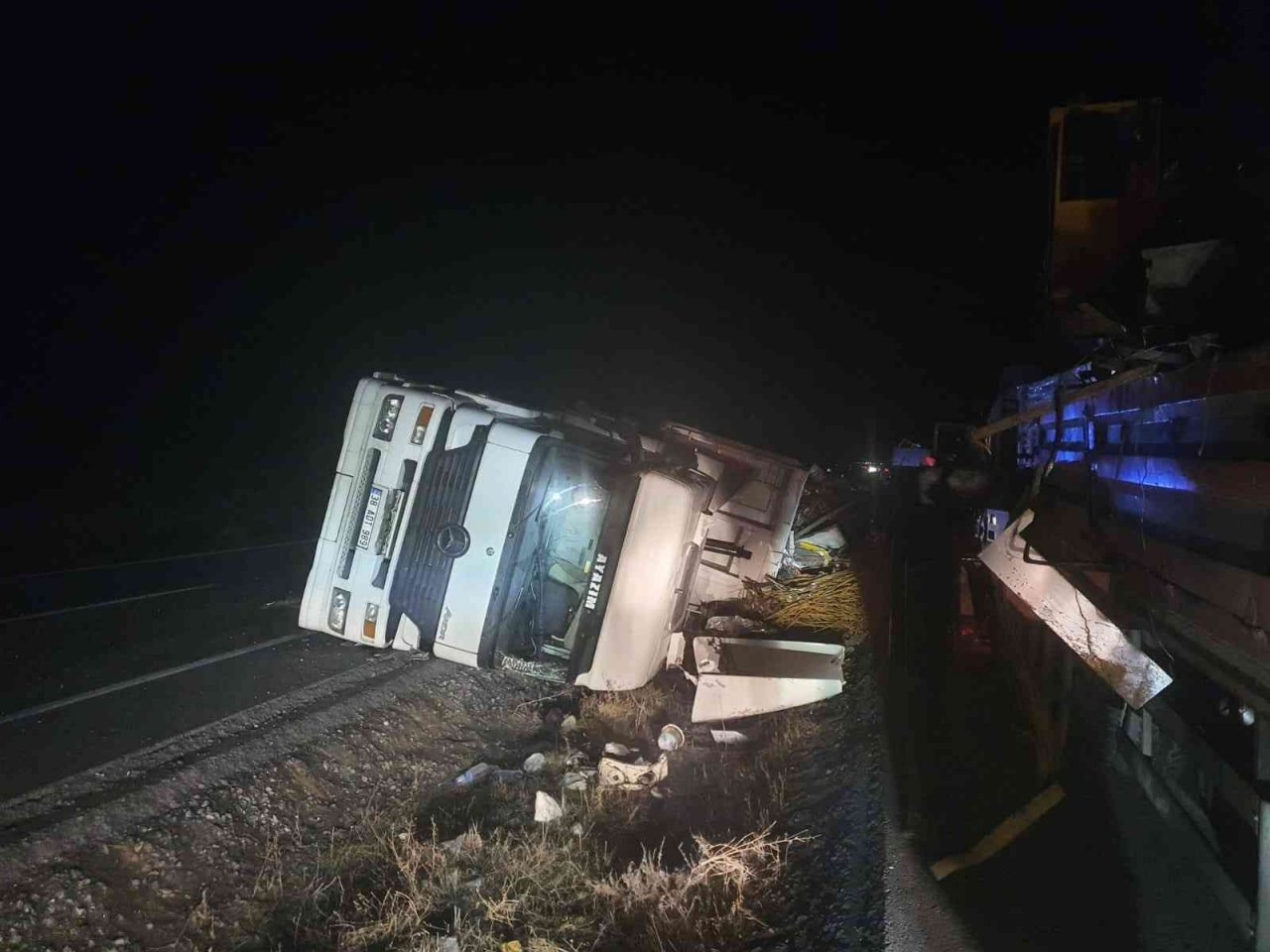 Kontrolden çıkan hurda yüklü tır devrildi