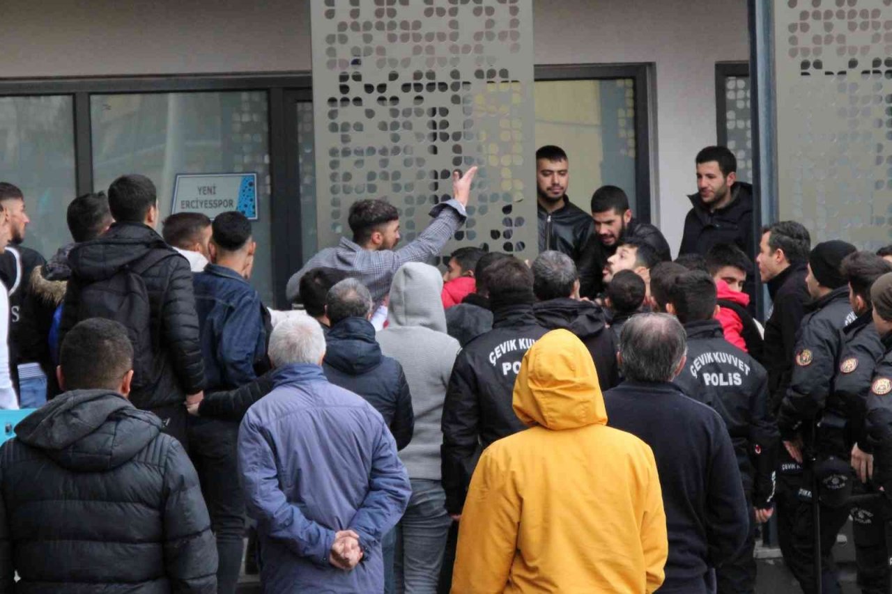 Saha içerisindeki gerginlik kavgaya dönüştü