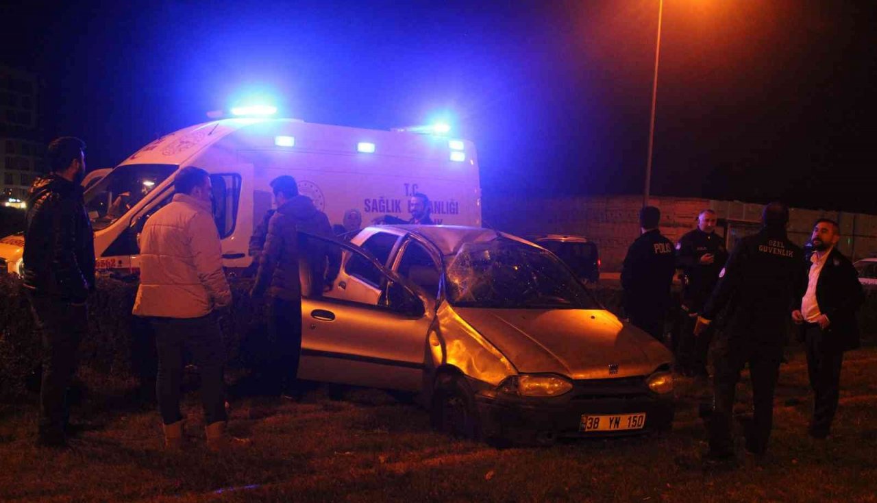 Tramvay yoluna giren otomobil takla attı