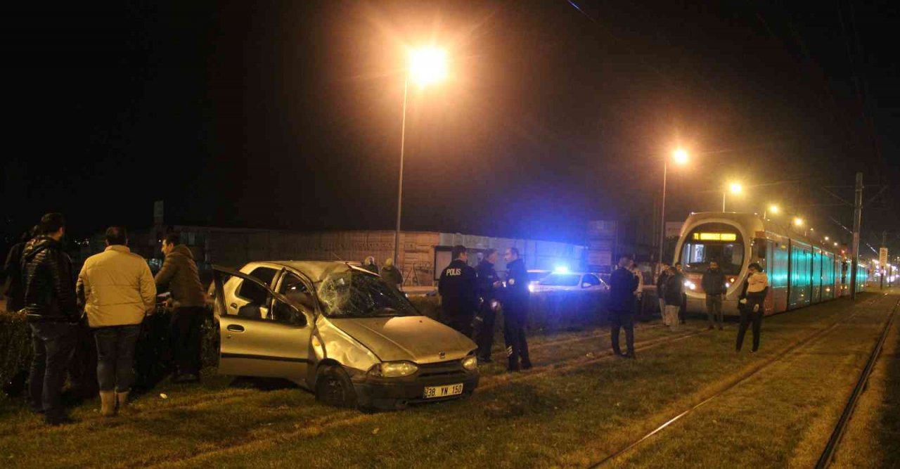 Tramvay yoluna giren otomobil takla attı