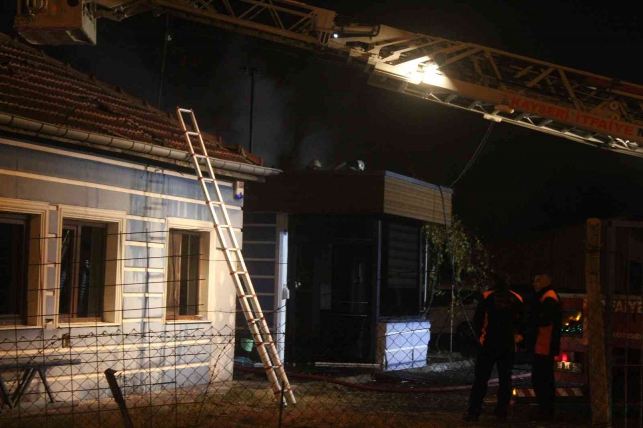 Kayseri’de bekçi kulübesinde yangın paniği