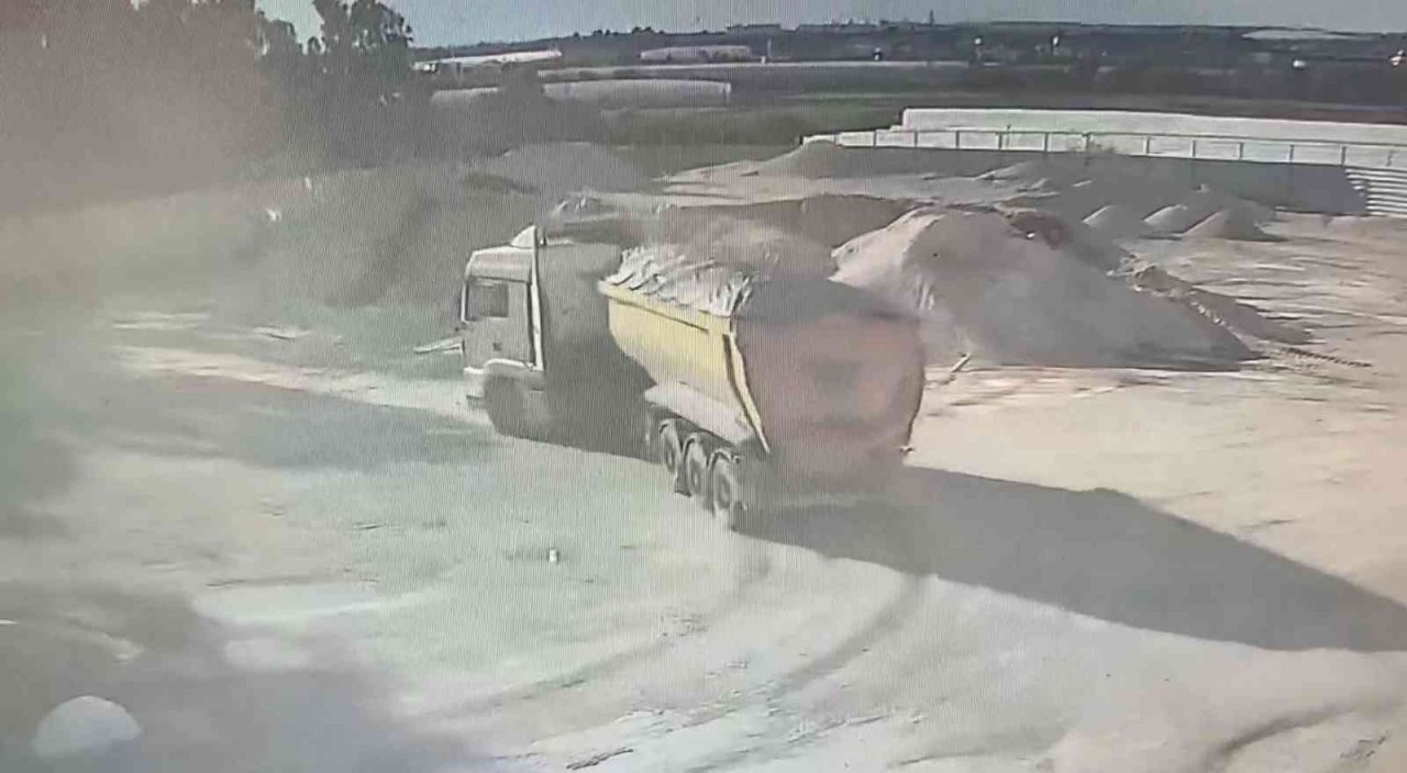 Hazır beton şantiyesinde kum boşaltan kamyon devrildi