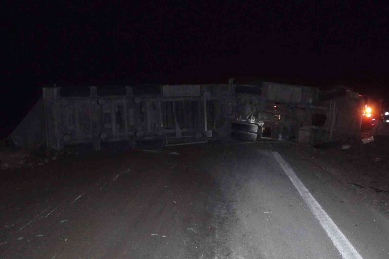 Kontrolden çıkan tır karşı şeride geçti, facianın eşiğinden dönüldü