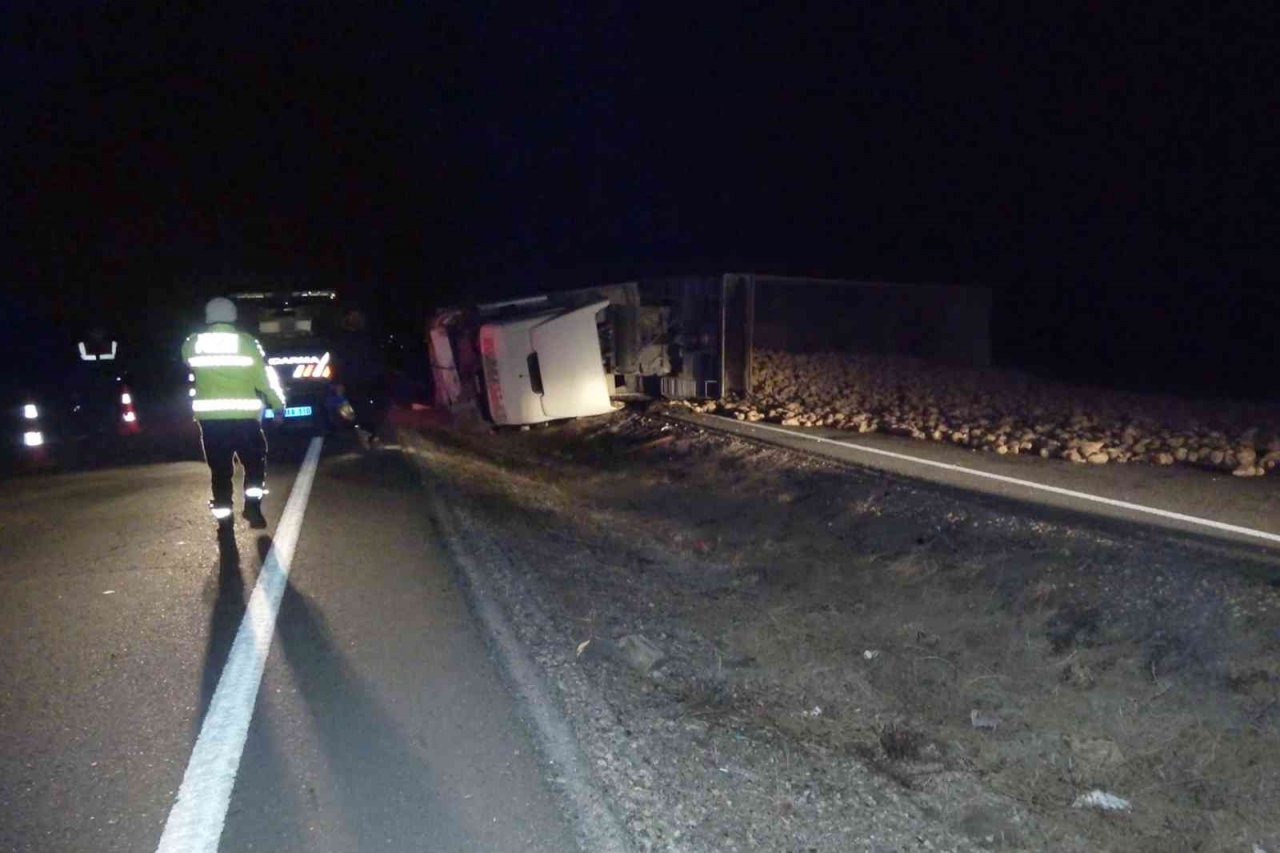 Kontrolden çıkan tır karşı şeride geçti, facianın eşiğinden dönüldü
