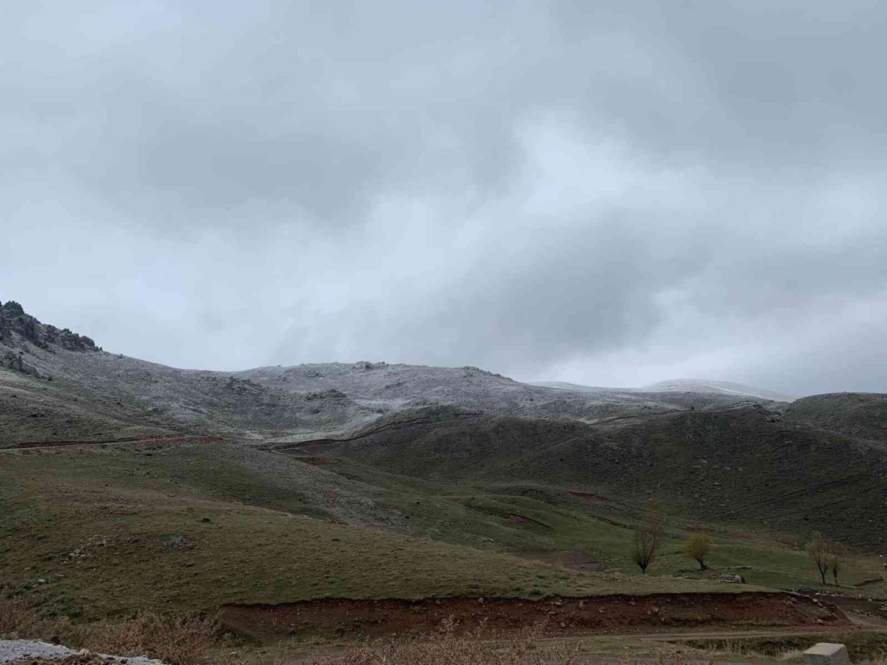 2300 rakımlı Yellibel yaylasına kar yağdı