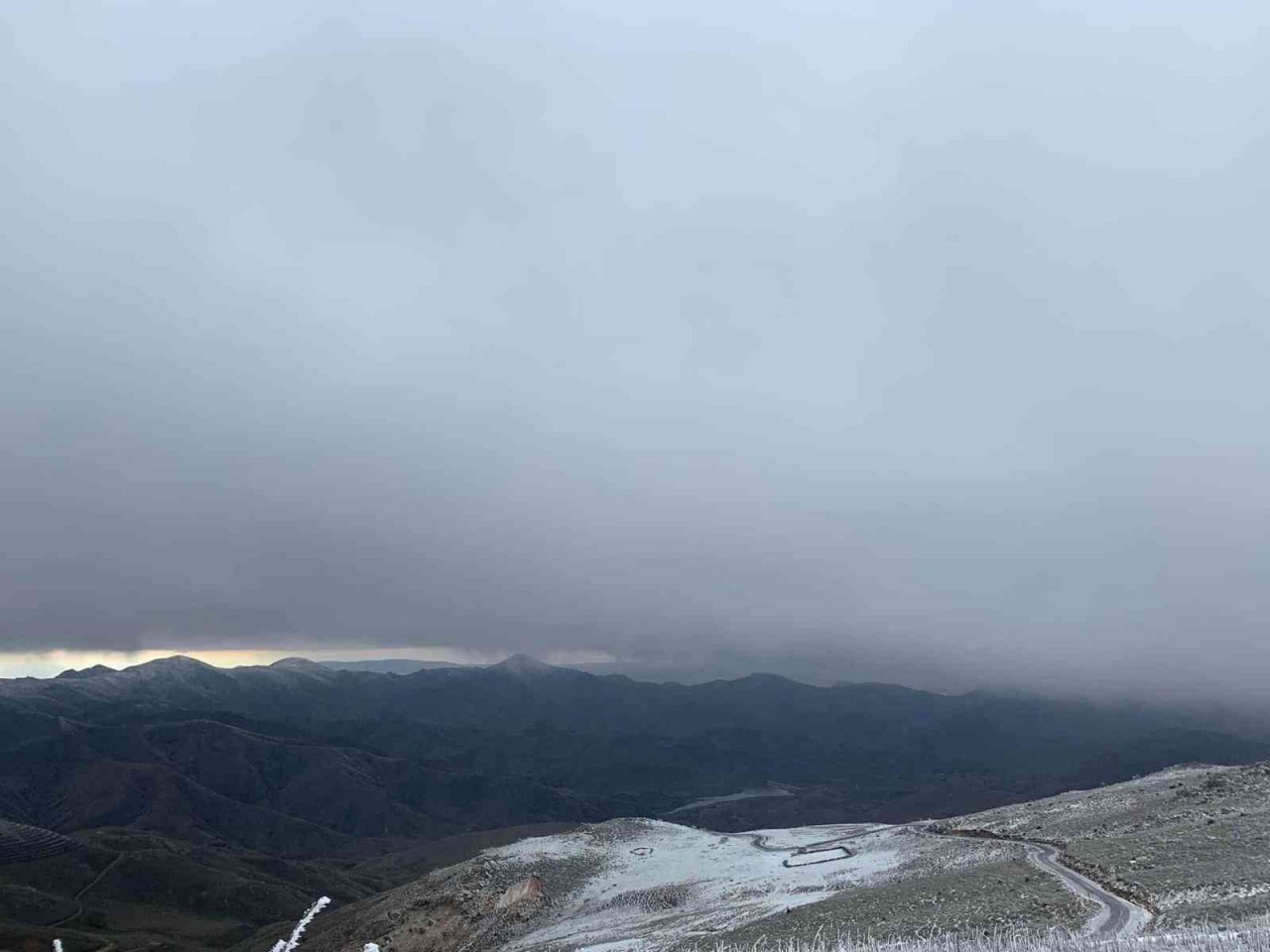 2300 rakımlı Yellibel yaylasına kar yağdı