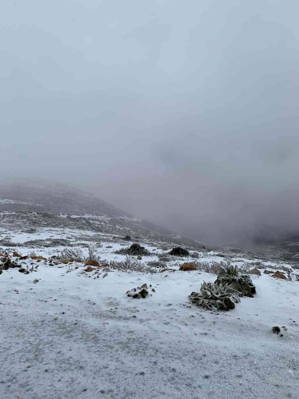 2300 rakımlı Yellibel yaylasına kar yağdı