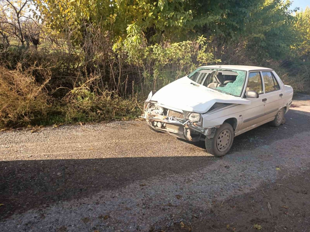 Otobüs ile otomobil çarpıştı: 2 yaralı