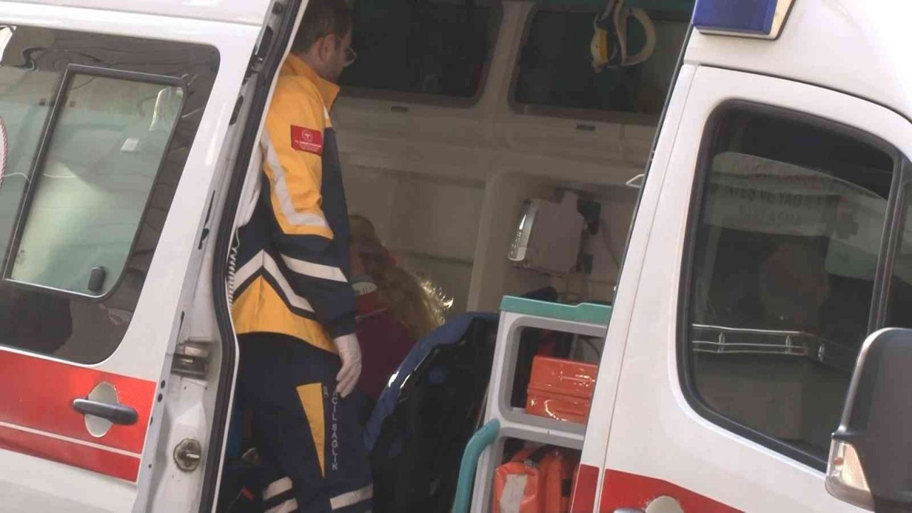 Ümraniye’de bina bahçesine uçan otomobil daireye çarptı: 3 yaralı