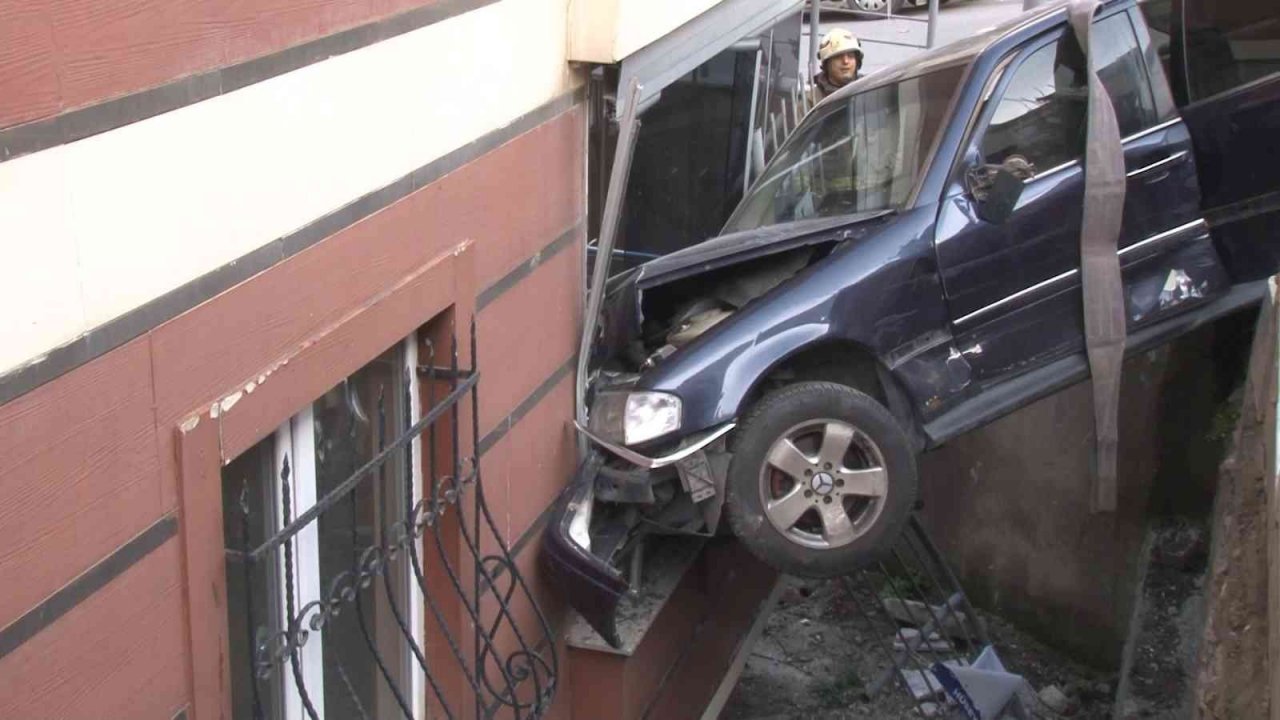 Ümraniye’de bina bahçesine uçan otomobil daireye çarptı: 3 yaralı