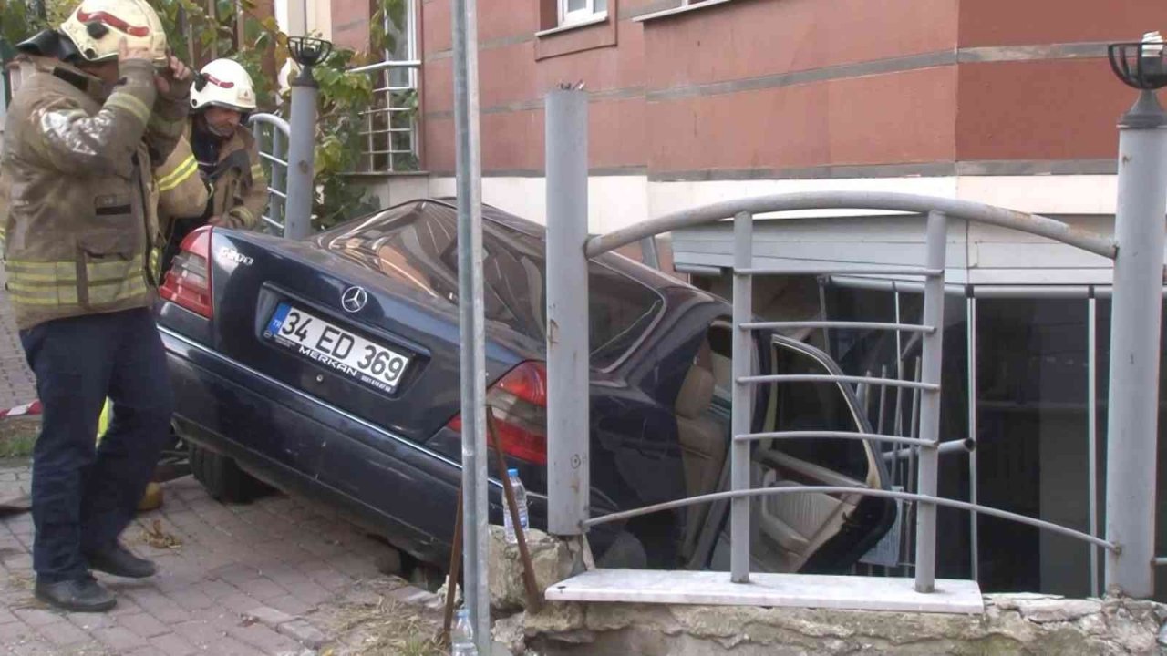 Ümraniye’de bina bahçesine uçan otomobil daireye çarptı: 3 yaralı