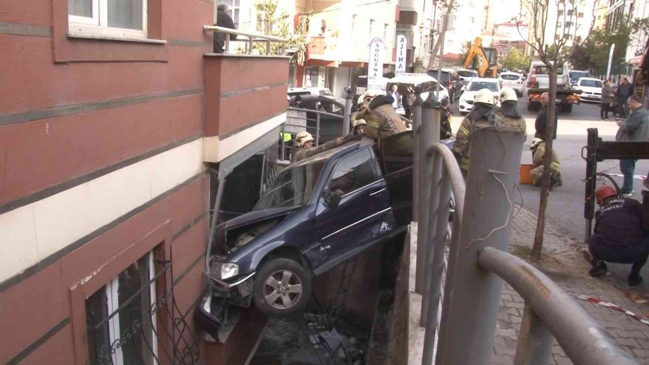 Ümraniye’de bina bahçesine uçan otomobil daireye çarptı: 3 yaralı