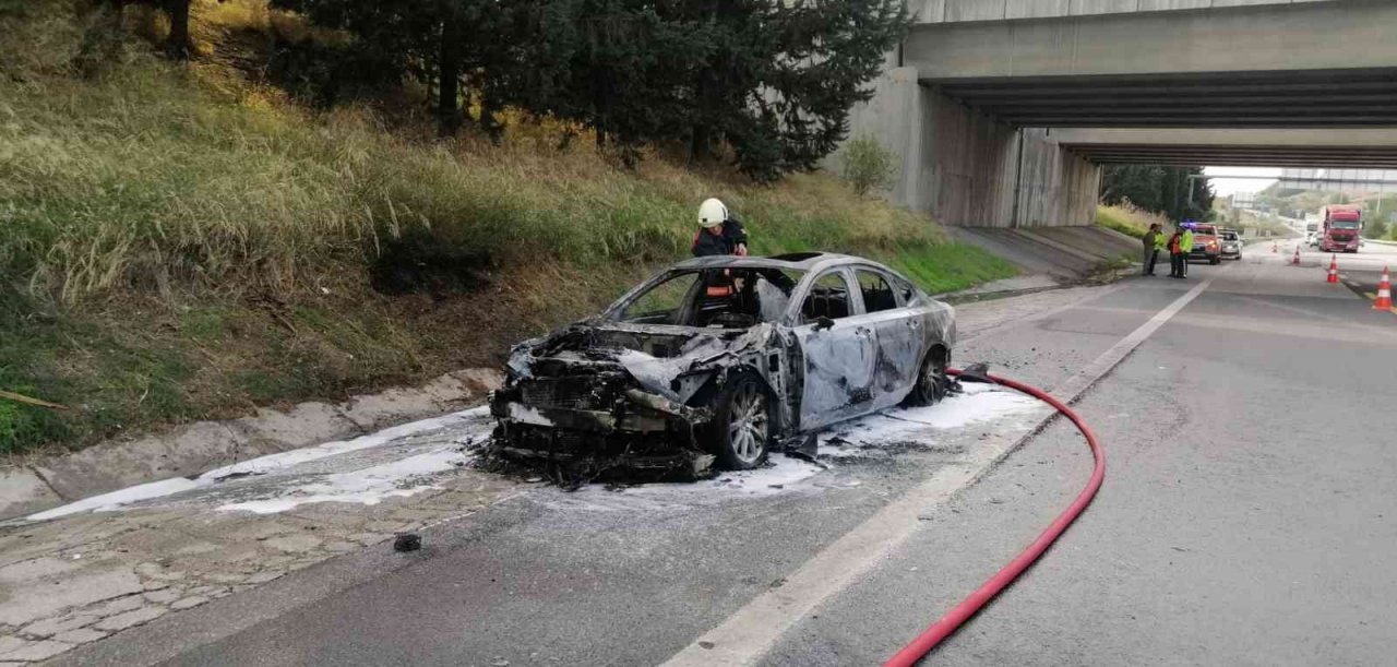 Otoyolda lüks otomobil alev alev yandı
