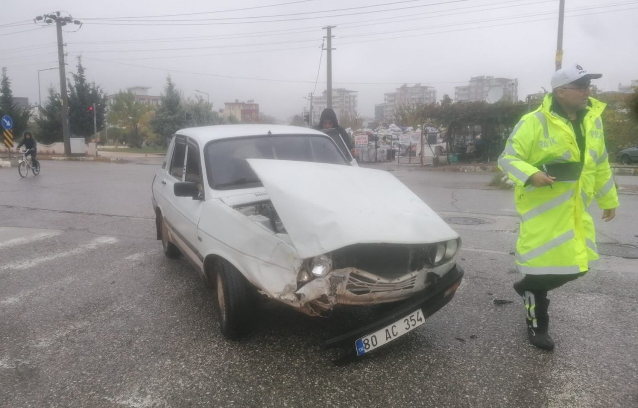 Hafif ticari araç ile otomobil çarpıştı: 2 yaralı