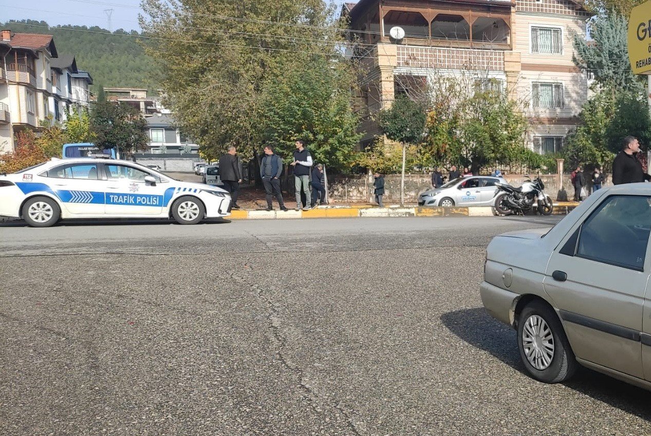 Motosiklet ile otomobil çarpıştı: 1 yaralı