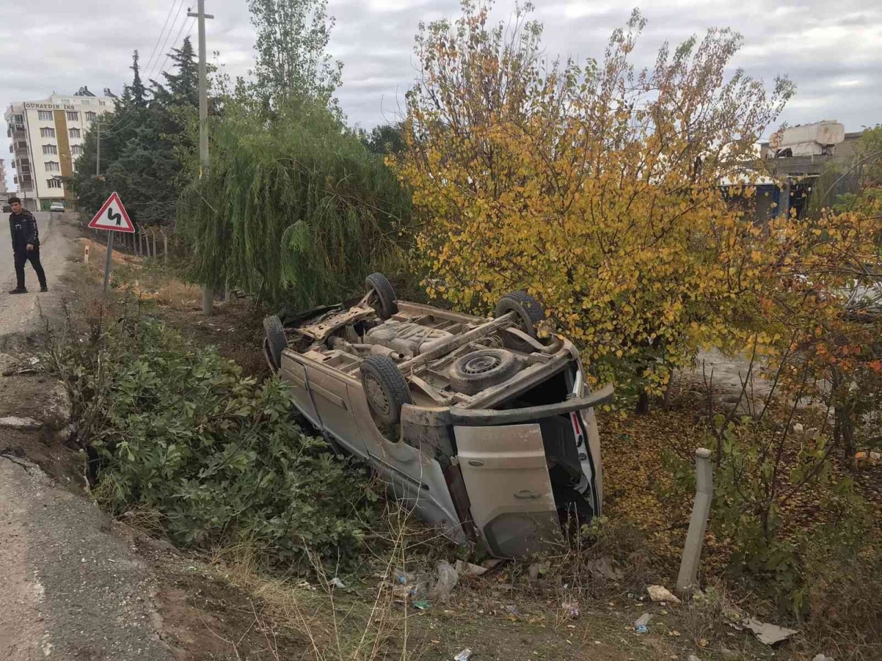 Hafif ticari araç şarampole yuvarlandı