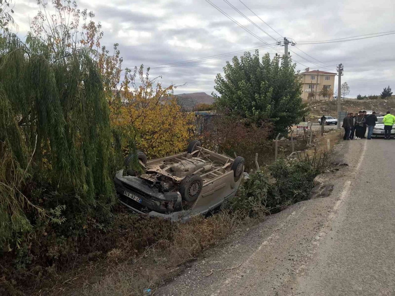 Hafif ticari araç şarampole yuvarlandı