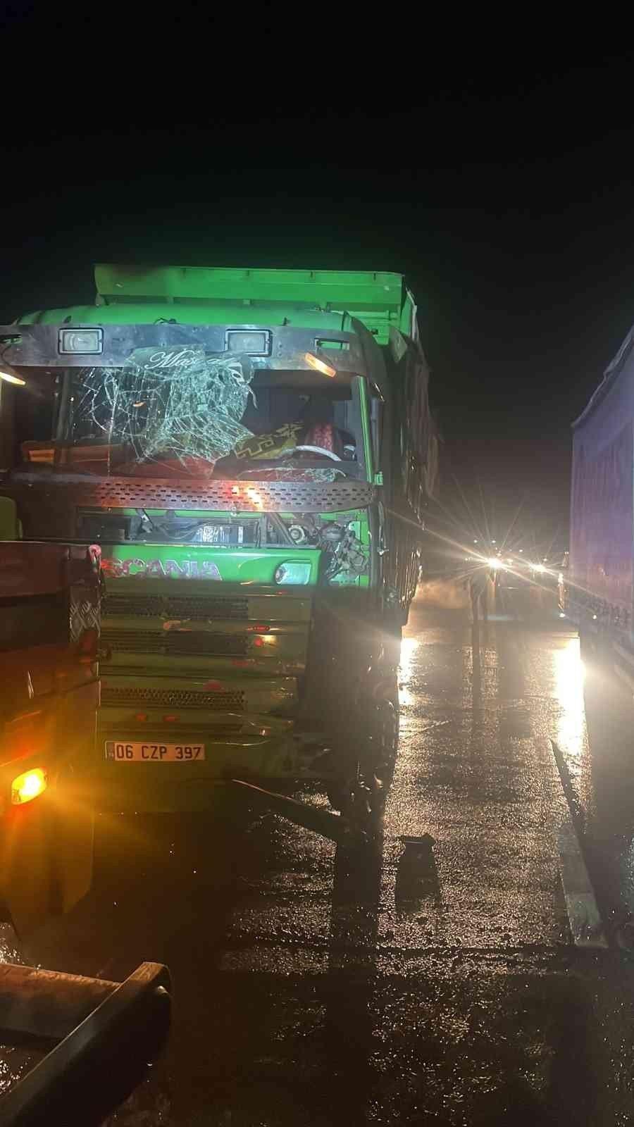 Kamyonun devrilmesi sonucu sürücü yaralandı