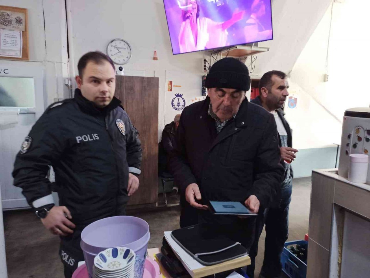Kahvehanede sigara içerken denetim ekibine yakalandı