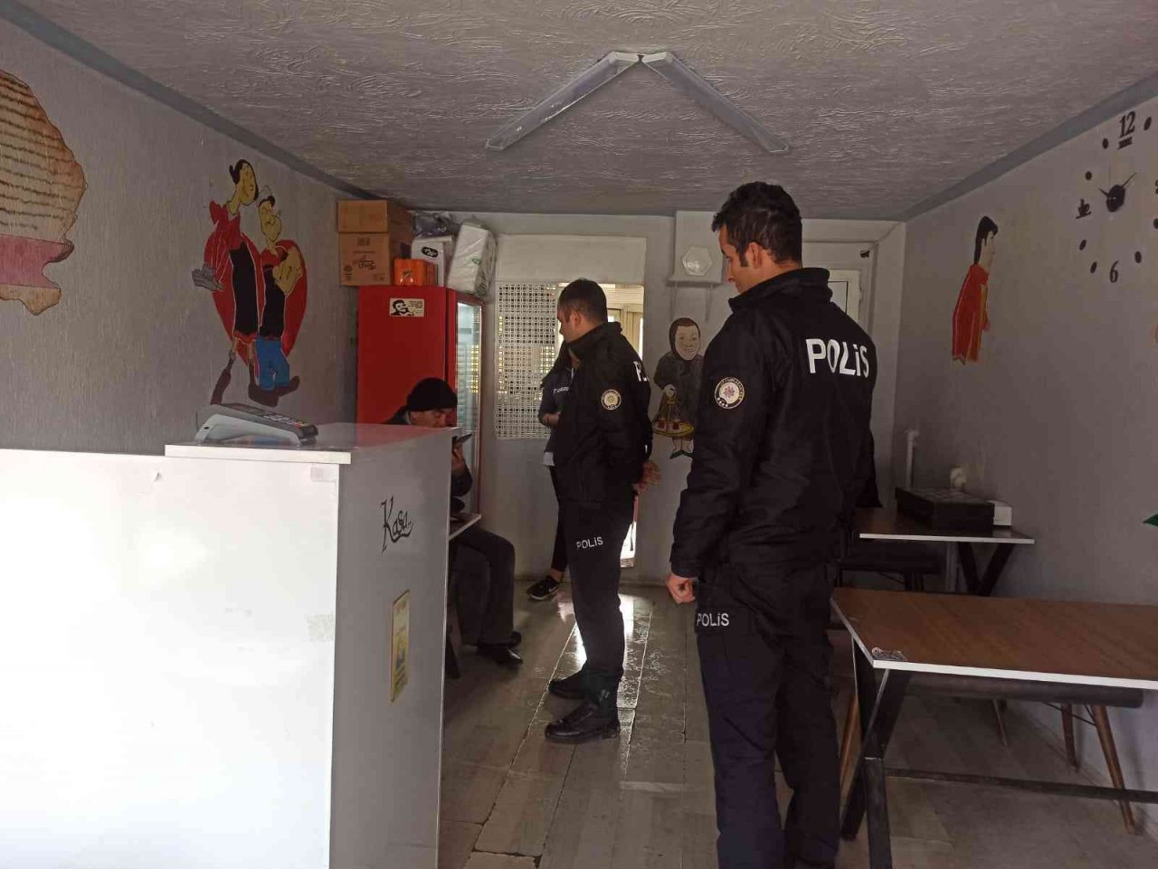 Kahvehanede sigara içerken denetim ekibine yakalandı