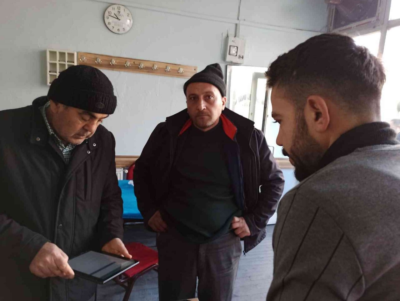 Kahvehanede sigara içerken denetim ekibine yakalandı