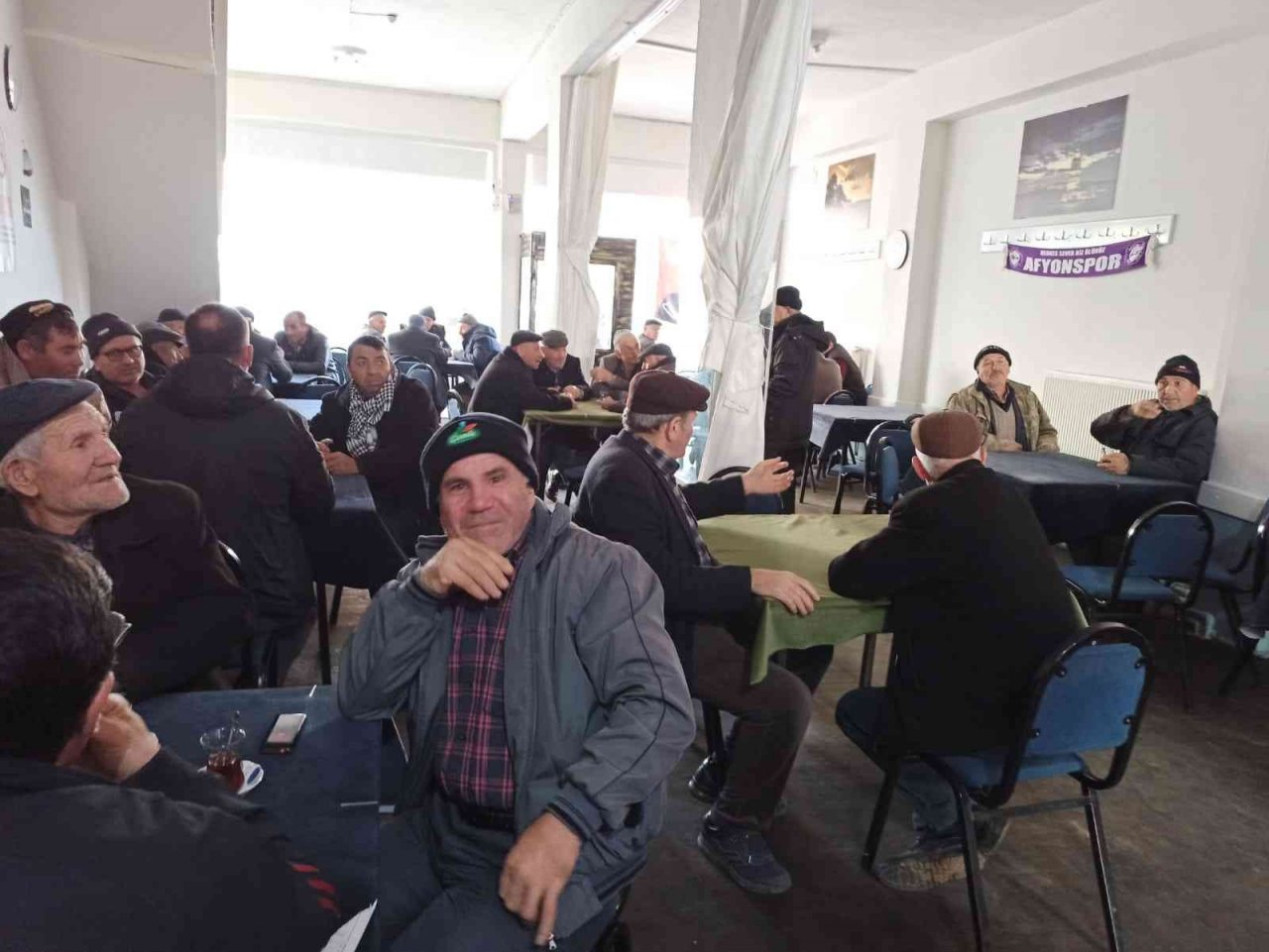 Kahvehanede sigara içerken denetim ekibine yakalandı