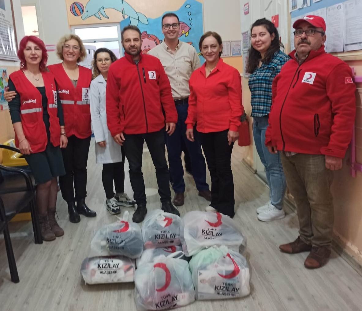 Kızılay’dan öğrencilere giyecek yardımı