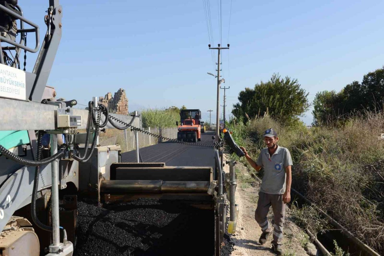 Aksu’da altyapısı tamamlanan yollara sıcak asfalt
