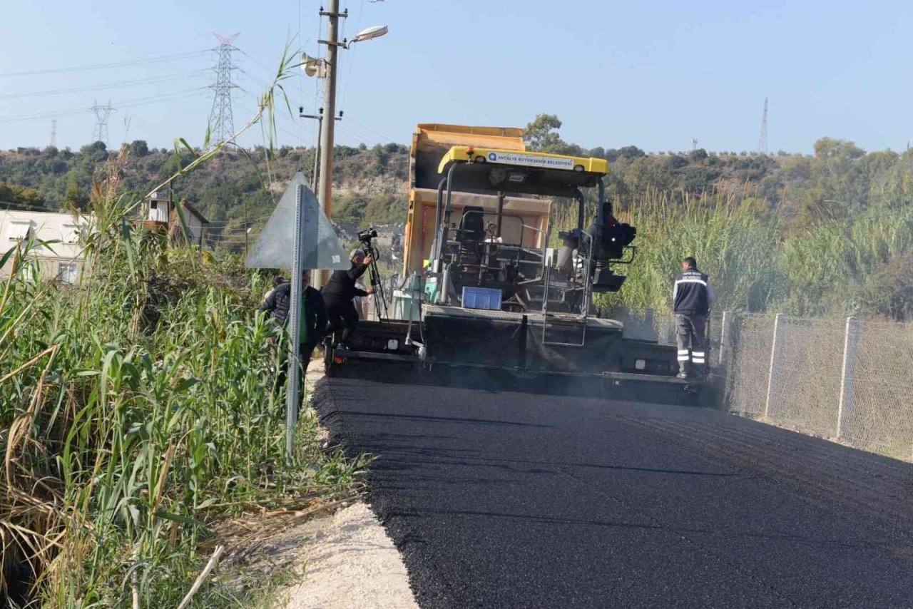 Aksu’da altyapısı tamamlanan yollara sıcak asfalt