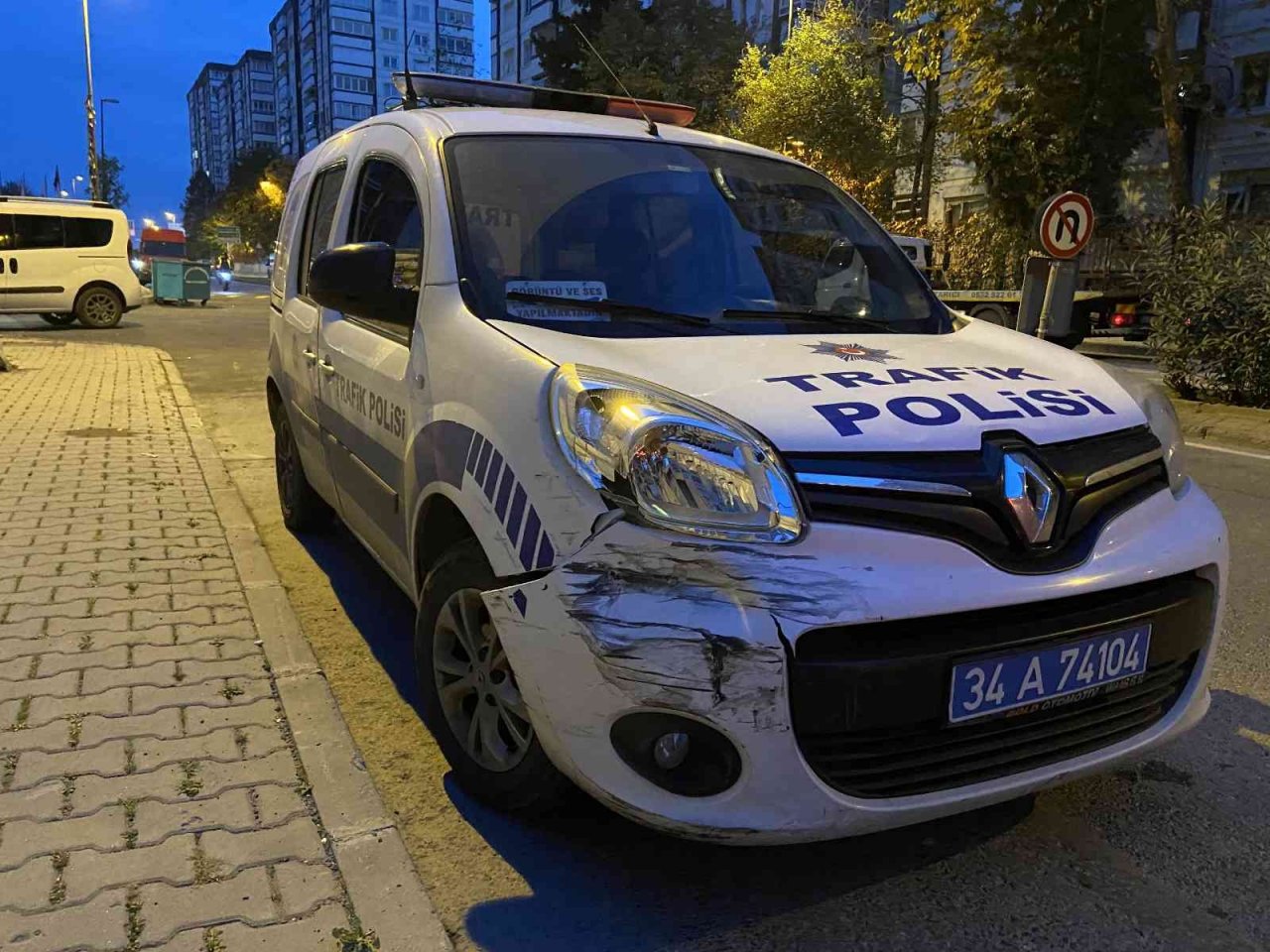 Bahçelievler’de marketin deposunu soymaya çalışan hırsızları polis ekipleri suçüstü yakaladı
