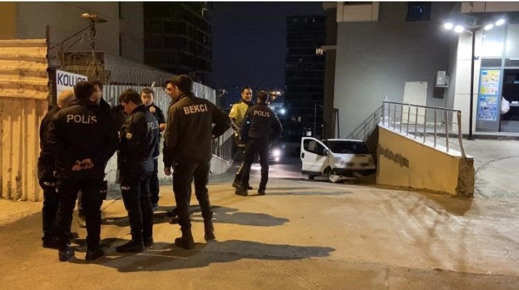 Bahçelievler’de marketin deposunu soymaya çalışan hırsızları polis ekipleri suçüstü yakaladı