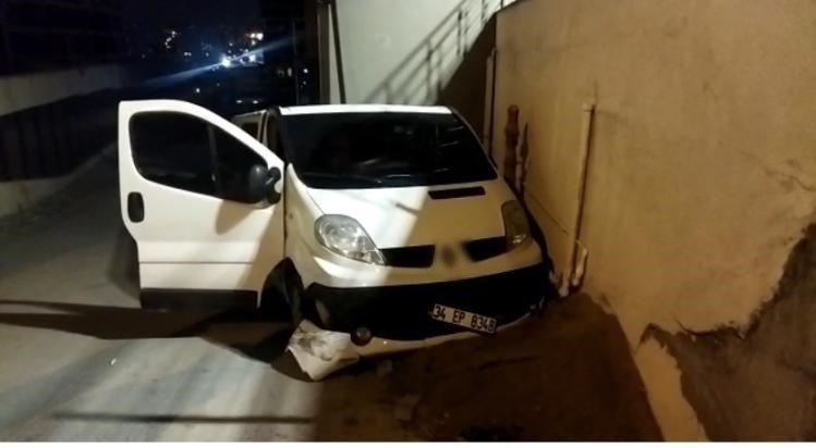 Bahçelievler’de marketin deposunu soymaya çalışan hırsızları polis ekipleri suçüstü yakaladı