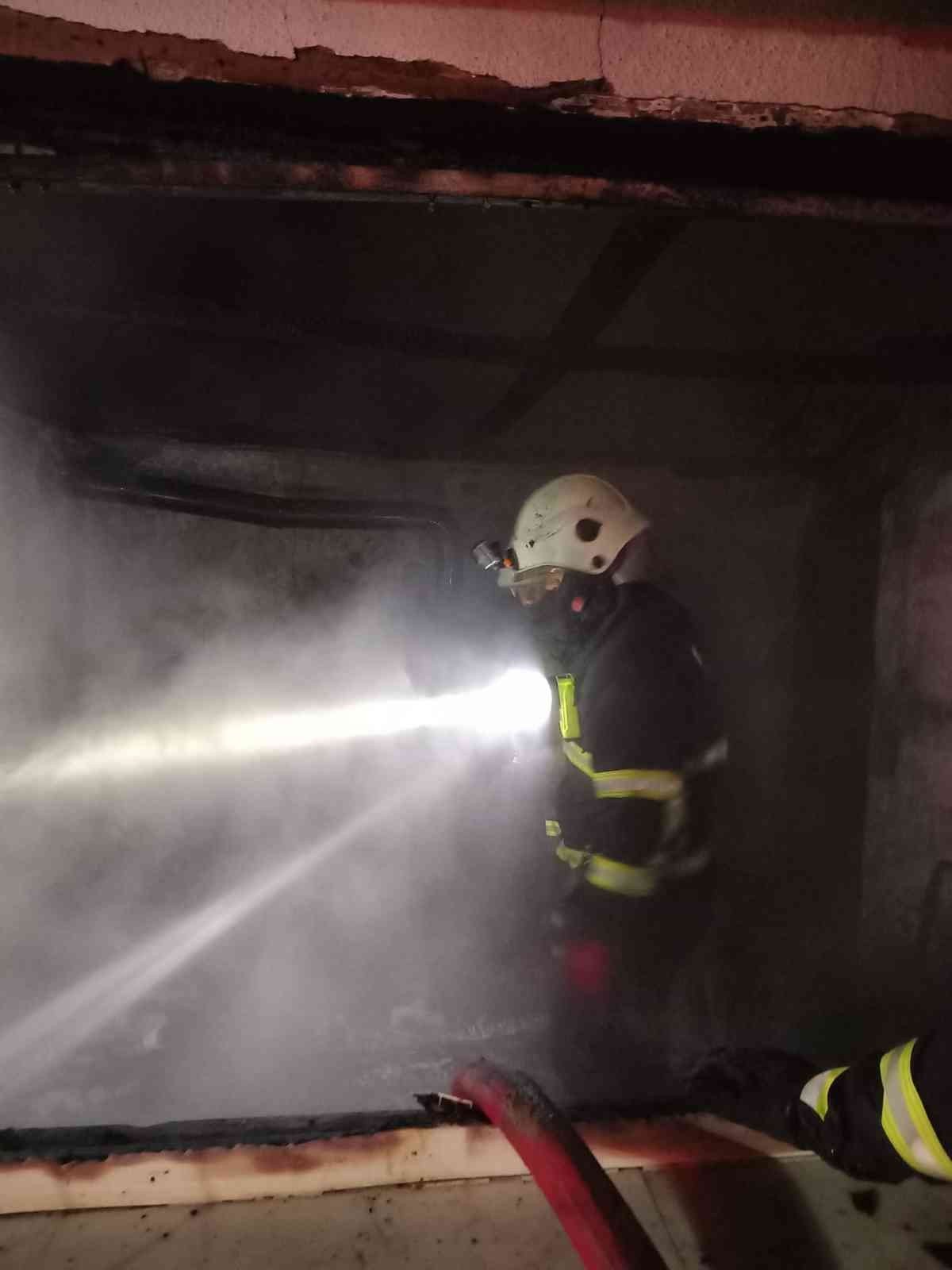 Evde çıkan yangın ahır ve samanlığa sıçrayınca 7 küçükbaş hayvan telef oldu