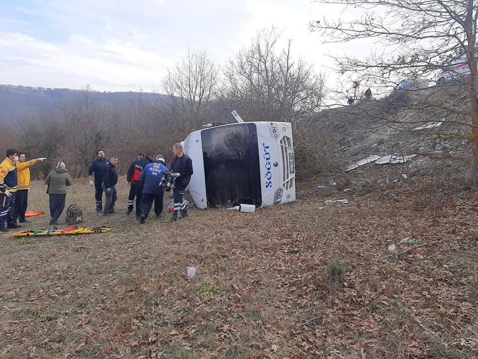 Bilecik’te yolcu midibüsü şarampole devrildi: 7 yaralı