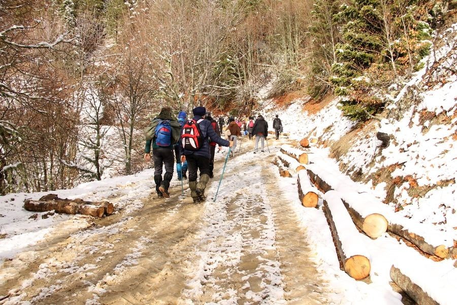Karla kaplı yaylalarda doğa yürüyüşü