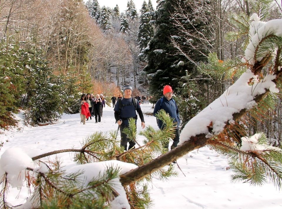 Karla kaplı yaylalarda doğa yürüyüşü