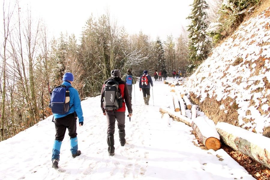 Karla kaplı yaylalarda doğa yürüyüşü