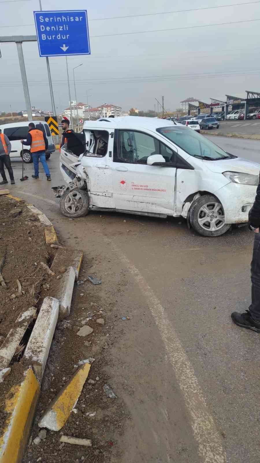 Kavşakta hafif ticari araçla çarpışan tır orta refüje çıktı