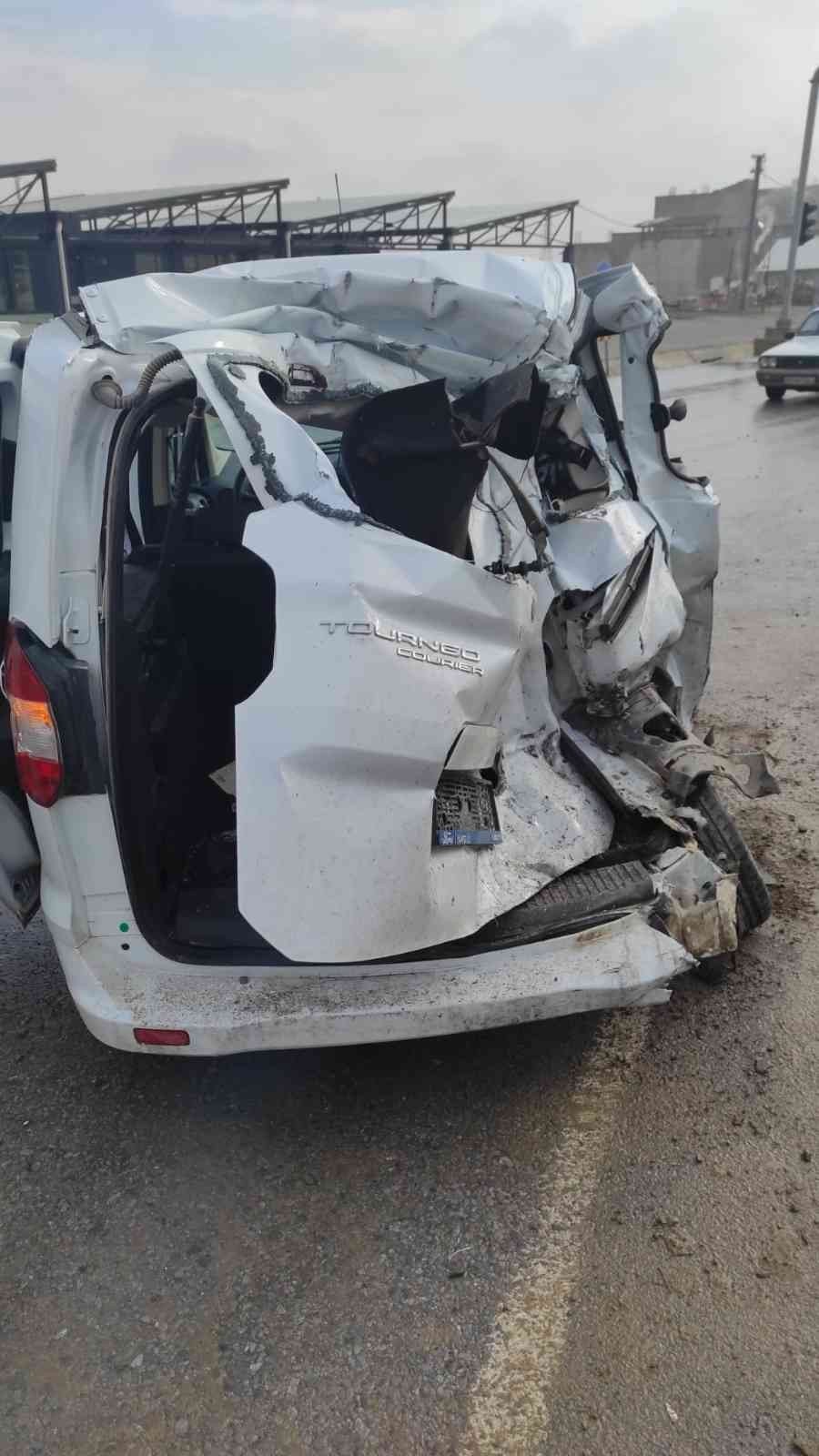 Kavşakta hafif ticari araçla çarpışan tır orta refüje çıktı